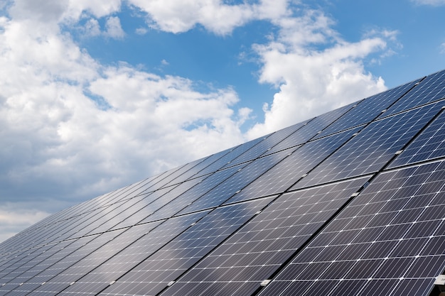 Paneles solares y el cielo azul.