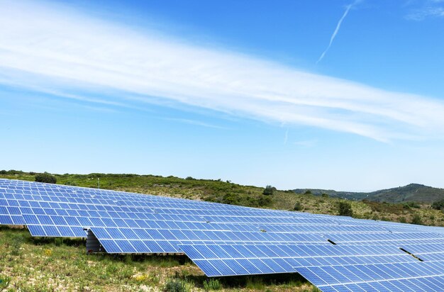 Paneles solares con el cielo soleado Paneles solares azules