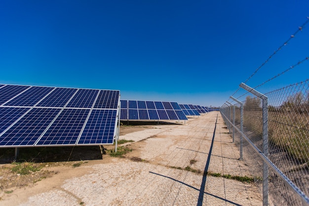 Paneles solares contra el cielo azul profundo