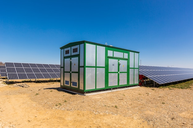 Foto paneles solares contra el cielo azul profundo