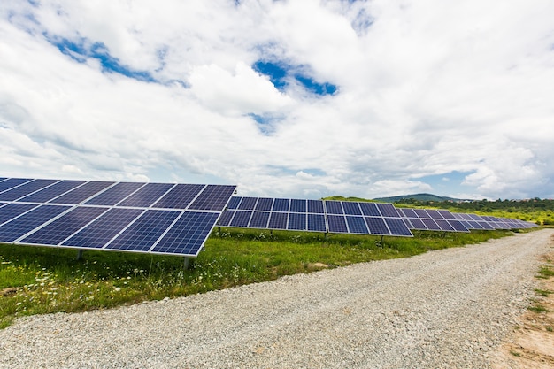 Paneles solares contra el cielo azul profundo