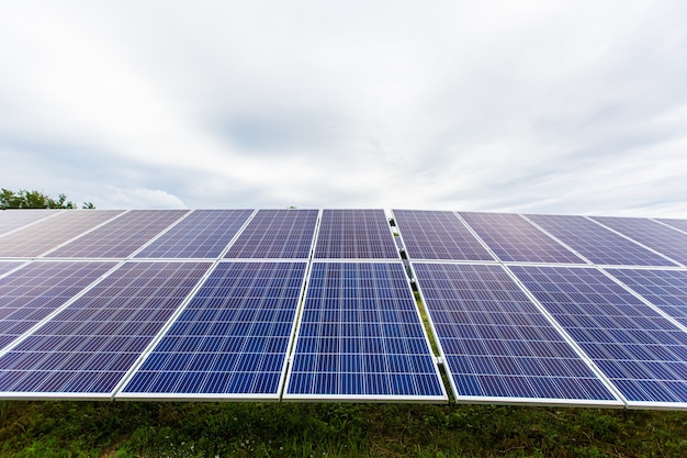 Paneles solares contra el cielo azul profundo