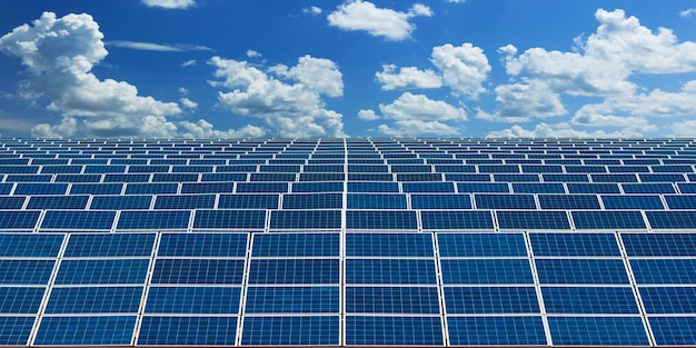 Paneles solares de energía alternativa con cielo azul