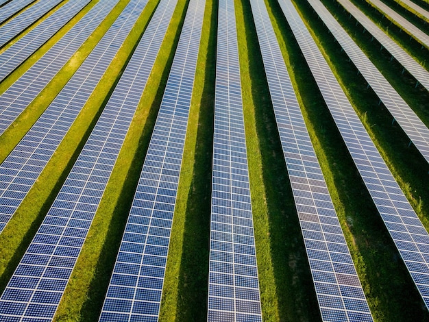 Paneles solares energía solar en el campo en verano vista aérea en Tailandia Campo de paneles solares