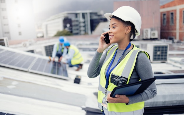 Paneles solares de energía solar y electricista en una red de llamadas telefónicas hablando o hablando con un técnico Techo de ingeniería y mujer feliz en conversación o comunicación sobre energía renovable