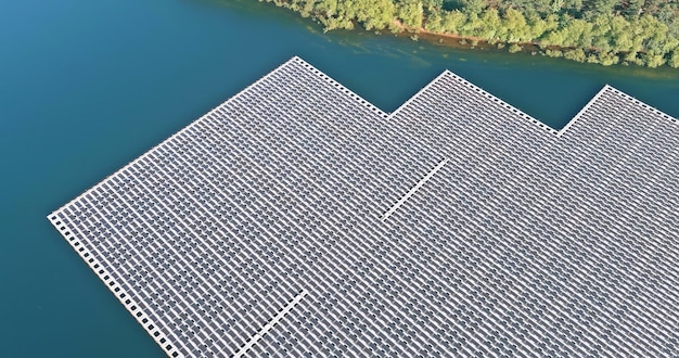 Paneles solares flotantes en aguas abiertas alternativa a los sistemas solares montados en tierra en vista aérea