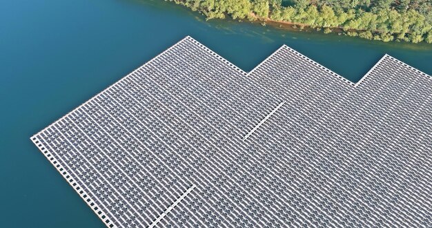 Paneles solares flotantes en aguas abiertas alternativa a los sistemas solares montados en tierra en vista aérea