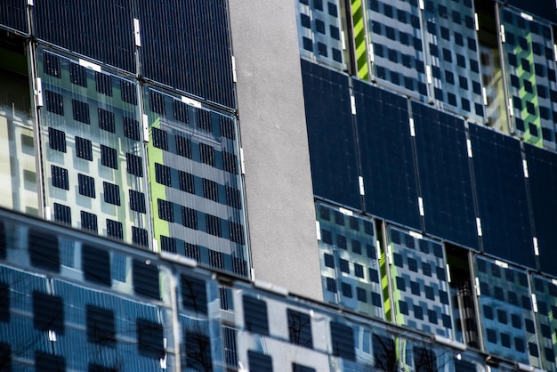 Paneles solares y fondo de cielo azulGranja de células solares en el techoMódulos fotovoltaicos para renovables