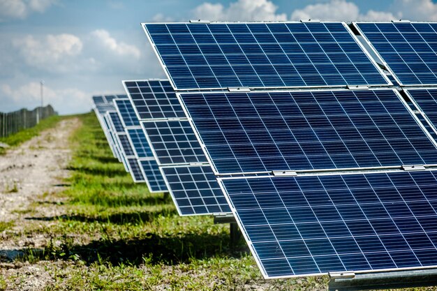 Paneles solares en el fondo del cielo Planta de energía solar Paneles solares azules Fuente alternativa de electricidad