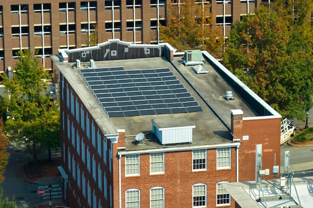 Paneles solares fotovoltaicos azules montados en el techo de edificios residenciales para producir electricidad ecológica limpia Producción de concepto de energía renovable