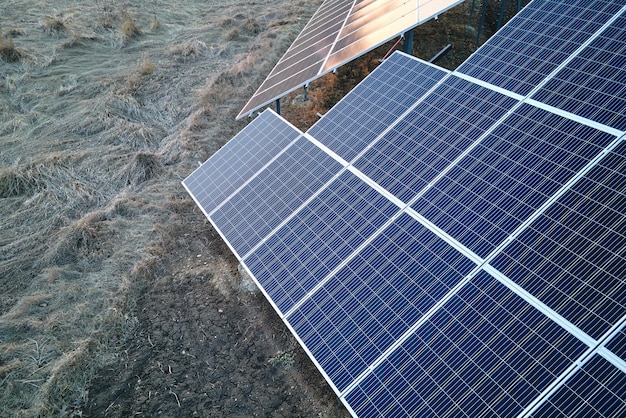 Paneles solares fotovoltaicos montados en un marco independiente en el suelo del patio trasero para generar energía eléctrica limpia y ecológica Concepto de casa autónoma