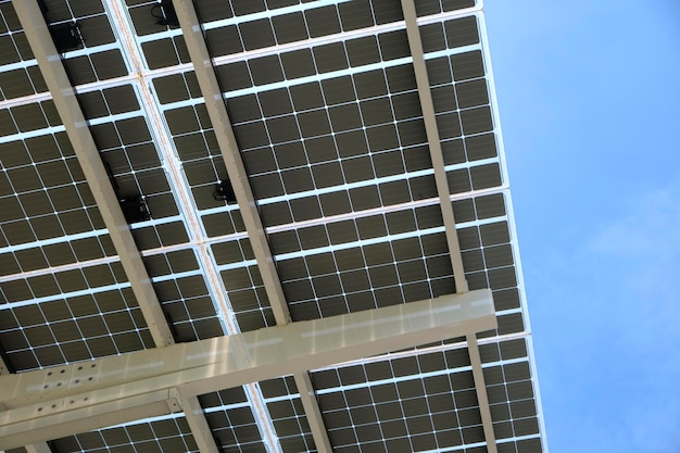 Paneles solares fotovoltaicos montados sobre estructura metálica para producir energía eléctrica limpia y ecológica Electricidad renovable con concepto de cero emisiones