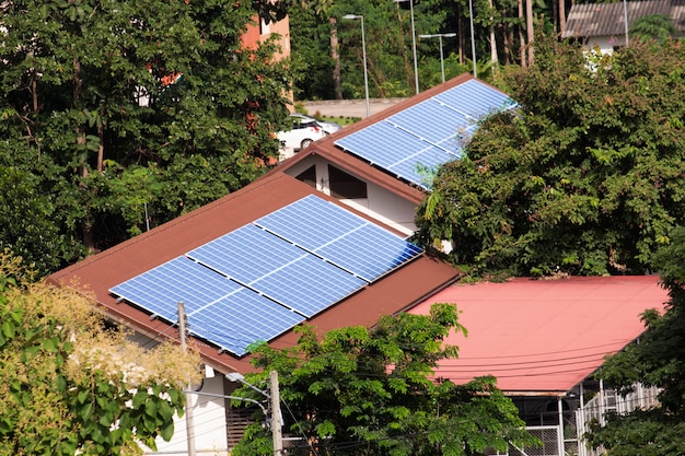 Paneles solares fotovoltaicos montados en techo.