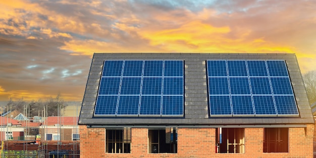Paneles solares fotovoltaicos en el techo de la casa nueva Techo con paneles solares