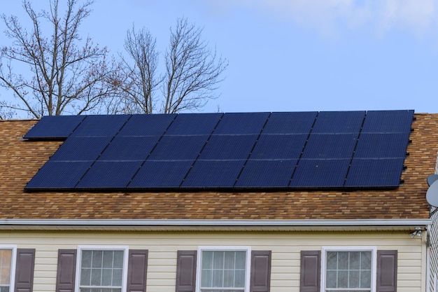 Paneles solares fotovoltaicos en el techo de una casa