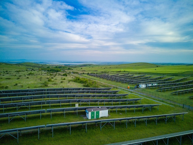 Los paneles solares para generar energía a partir de los rayos del sol están instalados en los prados bajo un cielo azul con sol