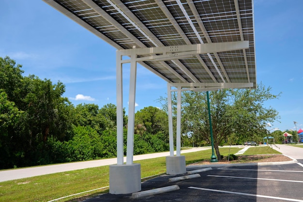 Paneles solares instalados sobre la sombra del dosel del estacionamiento para automóviles estacionados para la generación efectiva de energía limpia