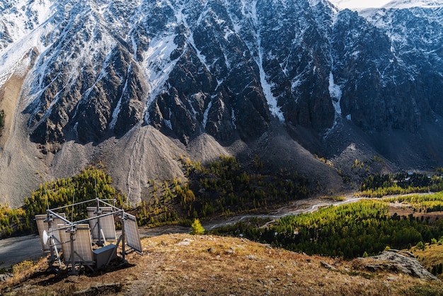 Paneles solares en ladera. Aktru Valley, Severo-Chuysky ridge, Altai, Rusia