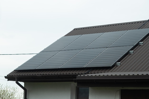 Paneles solares montados en la casa.