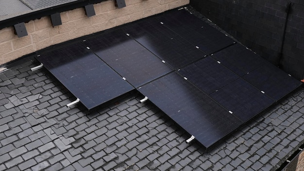 Paneles solares negros en un techo