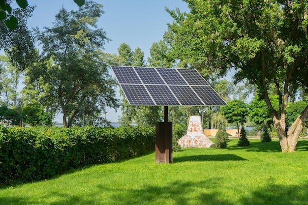 Paneles solares en parque público concepto de energía renovable verde ecológico