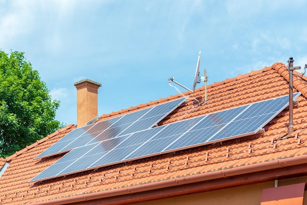 Paneles solares en la parte superior de una casa familiar