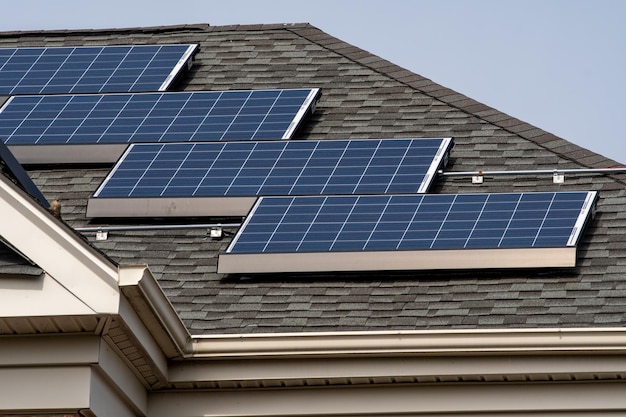 Paneles solares recién instalados en el techo