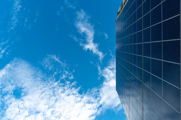 Paneles solares sobre un fondo de cielo azul y nubes El concepto de energía alternativa Tecnologías avanzadas para la producción de energía limpia Espacio vacío para copiar