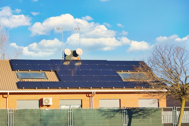 Paneles solares en el techo de algunas casas.