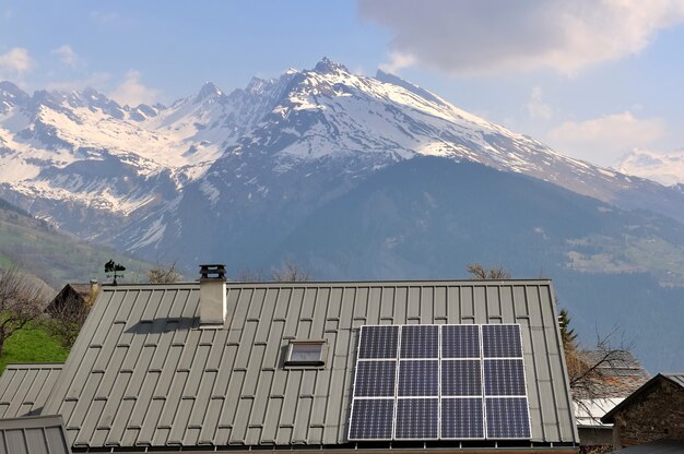 Paneles solares en el techo de una casa en las montañas