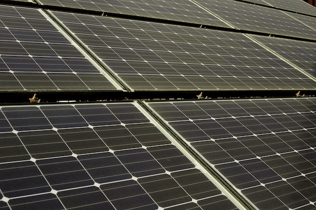 Paneles solares en el techo de una casa.