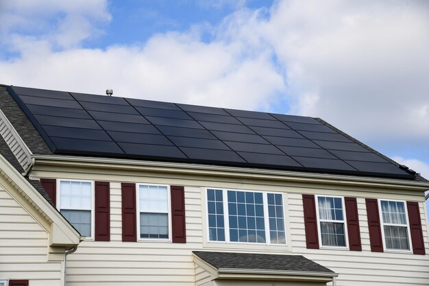 Paneles solares en el techo de la casa