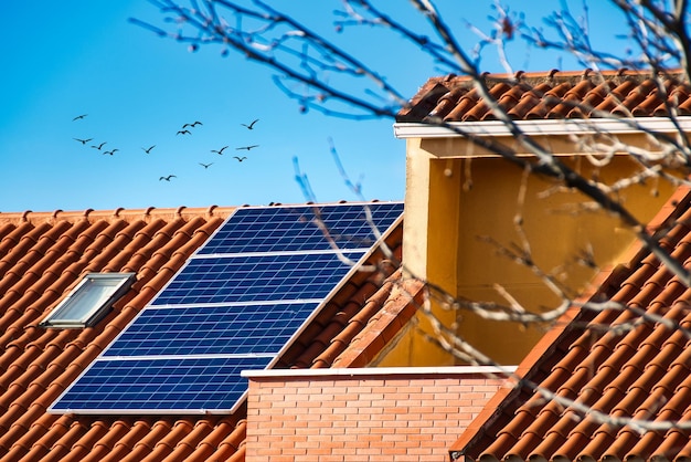 Paneles solares en el techo de una casa.