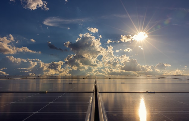 Paneles solares en el techo de un edificio, agrupación de cielo azul y luz solar reflejados fotovoltaicos, concepto de energía solar de recursos sostenibles