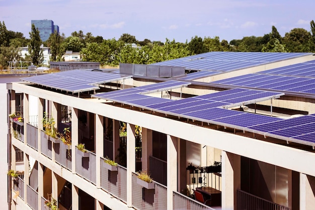 Paneles solares en el techo del edificio de apartamentos. Energía solar del edificio moderno de gran altura.