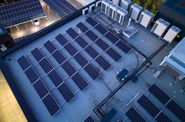 Paneles solares en el techo de un edificio de oficinas