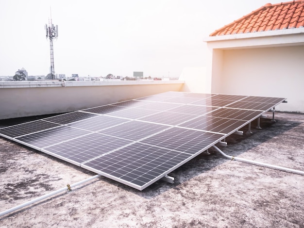 Paneles solares en el techo de un edificio