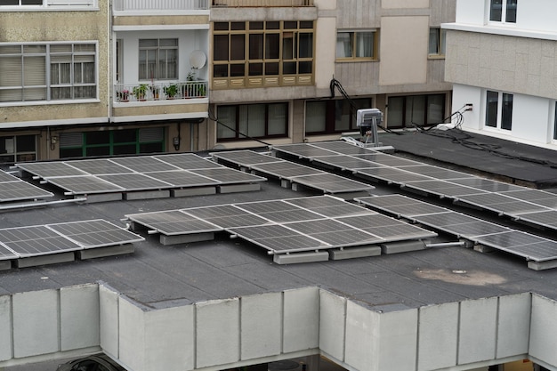 Paneles solares en un techo urbano energía verde