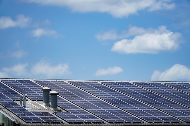 Paneles solares en techos industriales Fondo de cielo brillante renovable de energía verde limpia