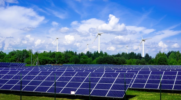 Paneles solares y turbinas eólicas que generan electricidad en la central eléctrica energía verde renovable con fondo de cielo azul