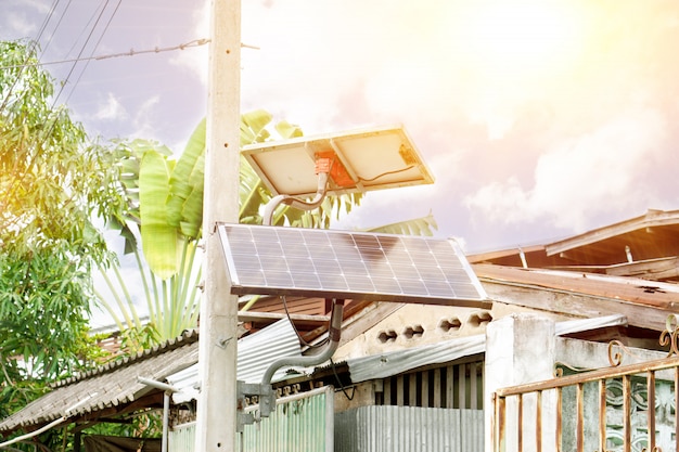 Foto paneles solares para uso doméstico. en la actualidad, las personas en tailandia están interesadas en la tecnología para ahorrar electricidad en el hogar mediante el uso de células solares para usar más.