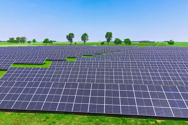 Paneles solares en vista aérea de campo verde