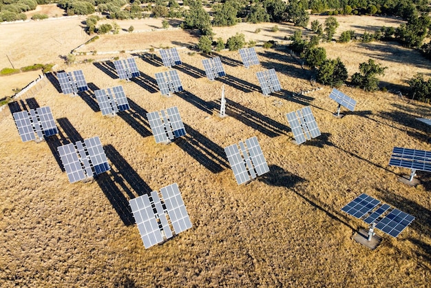 Paneles solares en una vista aérea del campo