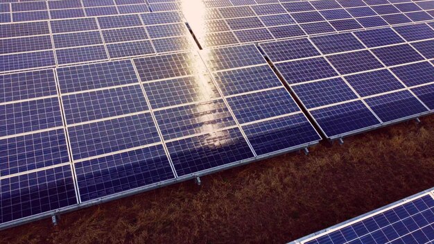 Paneles solares con vista aérea de drones en panel solar fotovoltaico de primer plano de día soleado