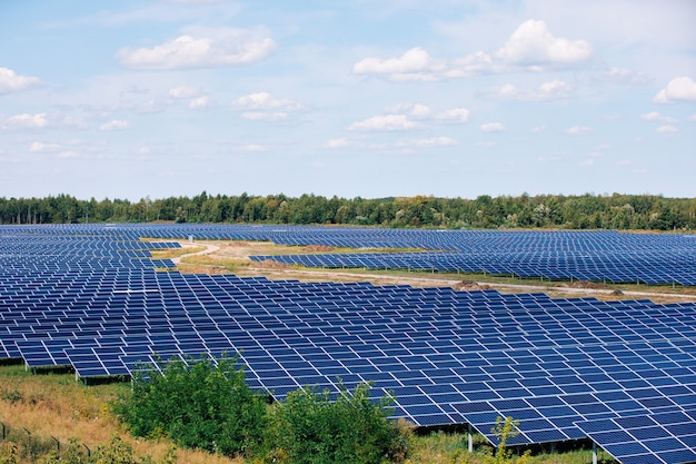 Paneles solares en vista aérea. Generadores de energía del sistema de paneles solares de Sun