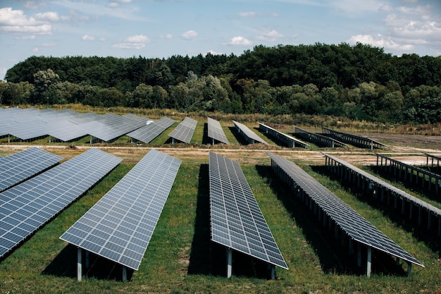 Paneles solares en vista aérea. Generadores de energía del sistema de paneles solares de Sun