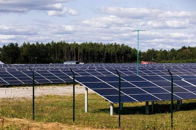 Foto paneles solares en vista aérea. generadores de energía del sistema de paneles solares de sun