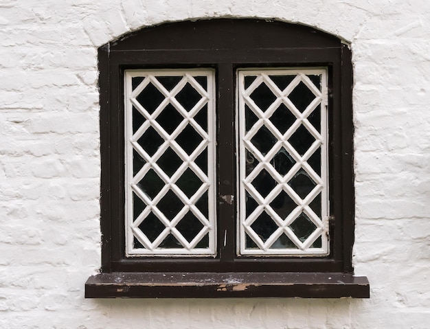 Paneles de vidrio en forma de diamante en la ventana