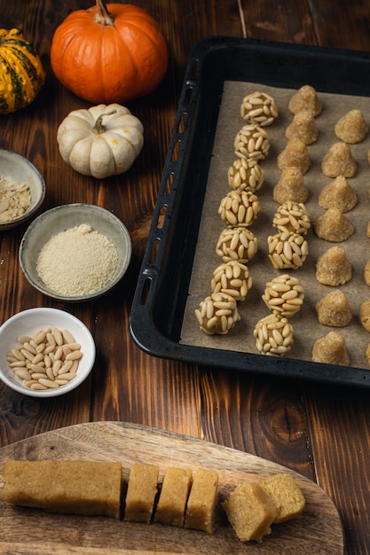 Panellets de doces tradicionais maçapão de preparação