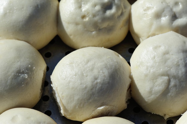 Panes cocidos al vapor de comida china en un recipiente